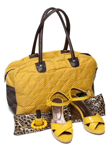 Bolsa feminina e mocassins amarelos — Fotografia de Stock
