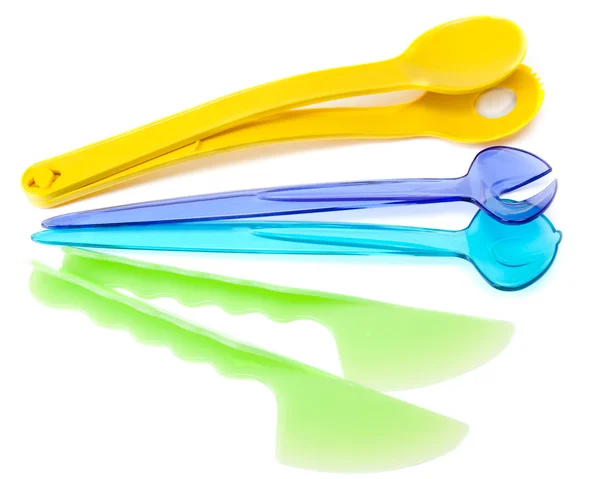 Цветная пластиковая вилка, ложка, нож — стоковое фото
