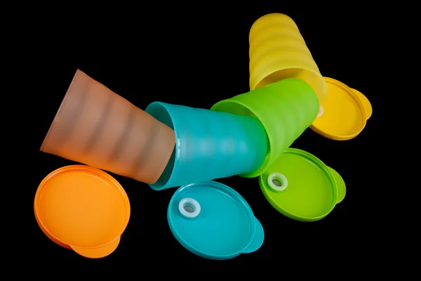 色のプラスチックのコップ — ストック写真