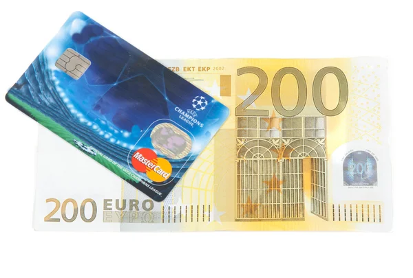 Счет 200 евро и пластиковая банковская карта — стоковое фото