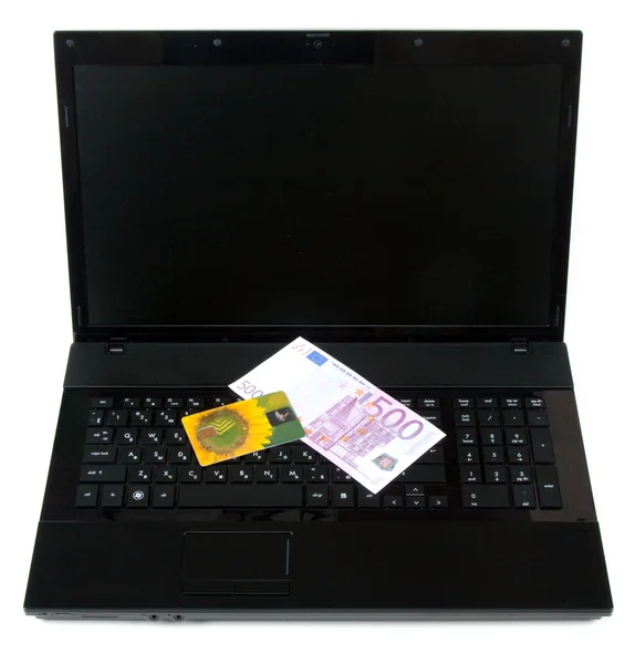 Gele bankkaart berust op toetsenbord — Stockfoto
