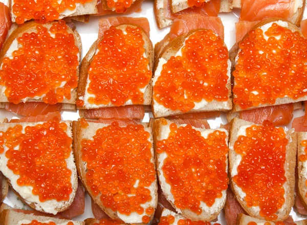 Sandwiches con huevas rojas y salmón — Foto de Stock
