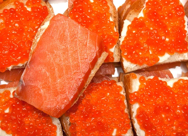 Sanduíches com ovas vermelhas e salman — Fotografia de Stock
