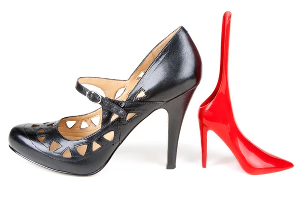 Fekete női léhűtő és piros cipőkanál — Stock Fotó