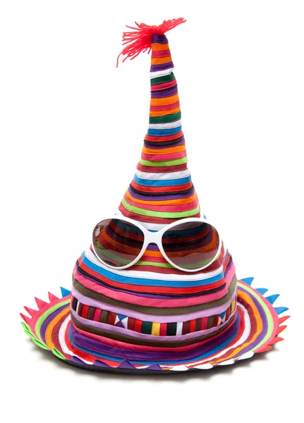Смугастий кольоровий капелюх з сонцезахисними окулярами — стокове фото