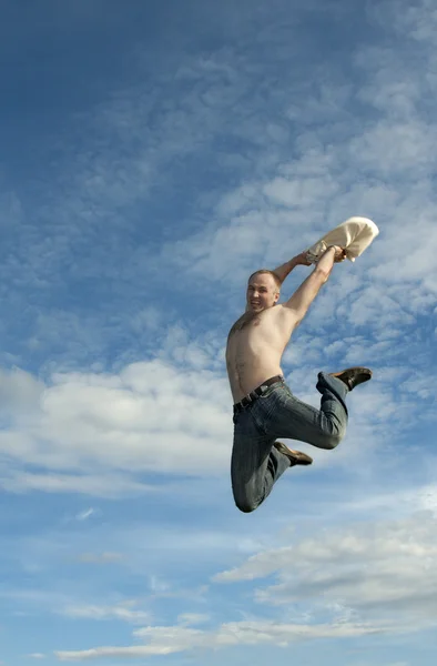 El hombre salta sobre el cielo de fondo — Foto de Stock
