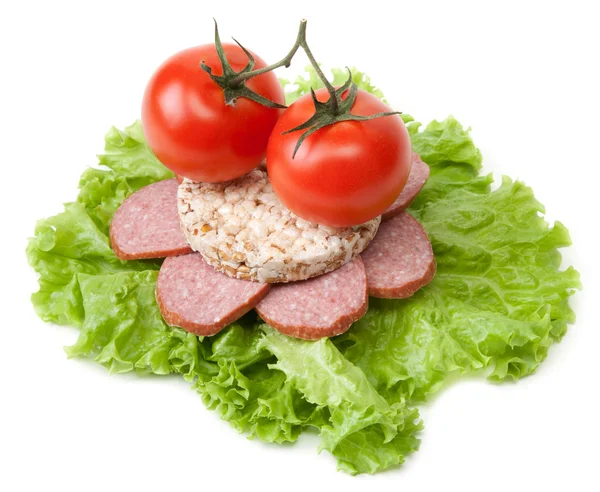Сэндвич с колбасой, помидорами и салатом — стоковое фото