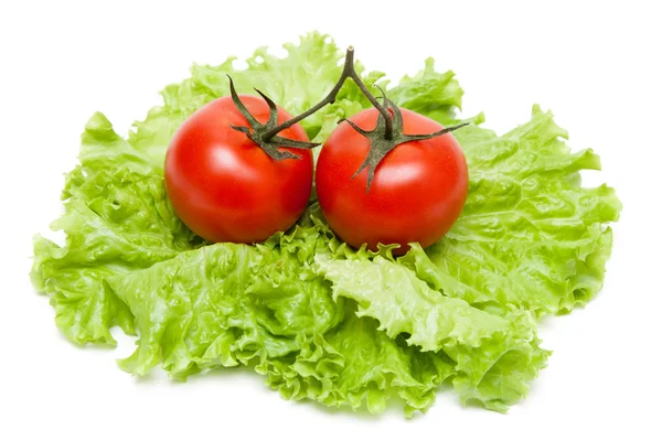 サラダのシート上の 2 つの完熟トマト — ストック写真