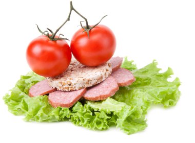 sandviç sosis, domates ve salata ile