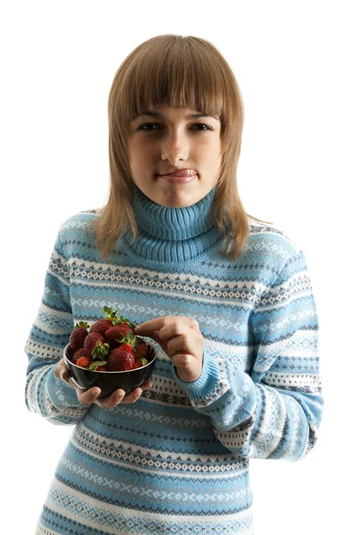 Retrato da menina com prato dos morangos — Fotografia de Stock
