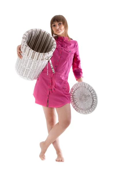 Chica con cesta para ropa de cama — Foto de Stock