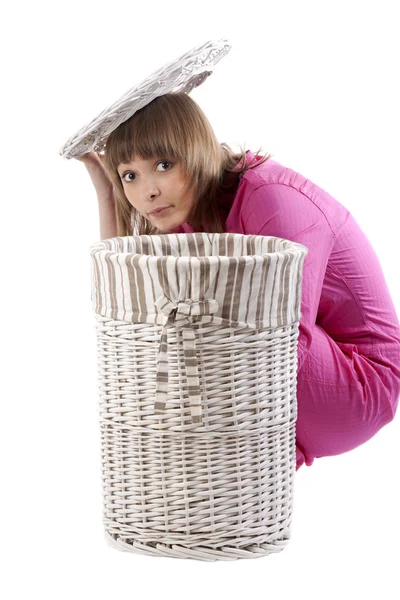 Chica mira hacia fuera para las cestas de lino —  Fotos de Stock