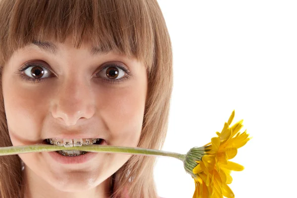 Porträt des Mädchens mit der gelben Gerbera in den Zähnen — Stockfoto