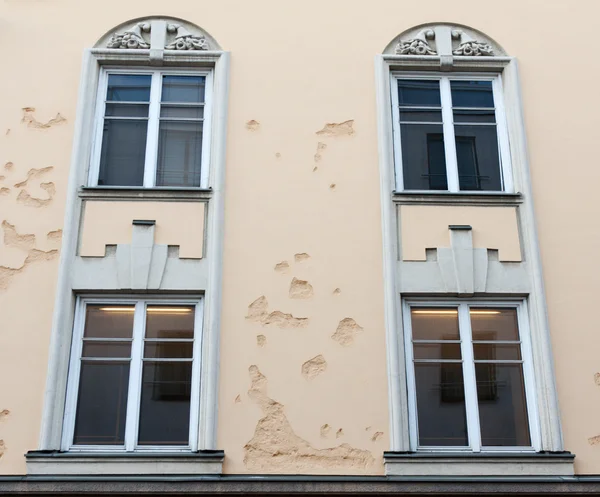 Okno fasada budynku z żaluzje — Zdjęcie stockowe