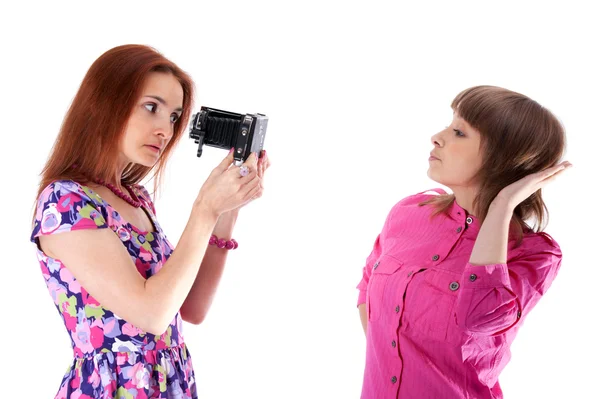 Två vackra flickor att posera — Stockfoto