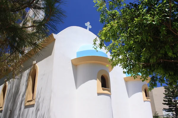 Řecká církev pod modrou oblohou v létě — Stock fotografie