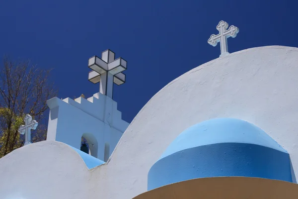 Griekse kerk onder blauwe hemel in de zomer — Stockfoto