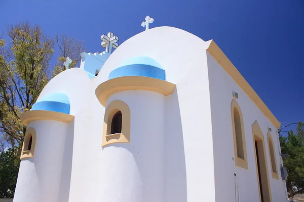 Griekse kerk onder blauwe hemel in de zomer — Stockfoto