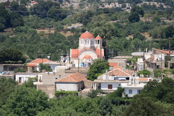 Malé krétské vesnice s kostelem — Stock fotografie