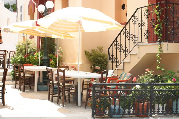 夏の晴れた日にクレタ島の古い村の小さなレストラン — ストック写真