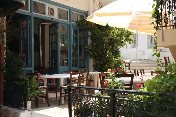 Klein restaurant in oude dorp op Kreta op zonnige dag in de zomer — Stockfoto