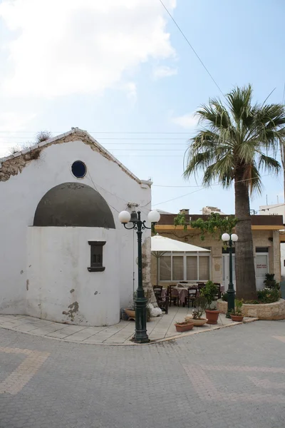 Starý pohled na krétské vesnice s palm a restaurace — Stock fotografie