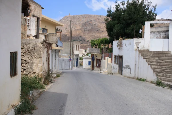 Rua vazia na aldeia de montanhas em Creta — Fotografia de Stock