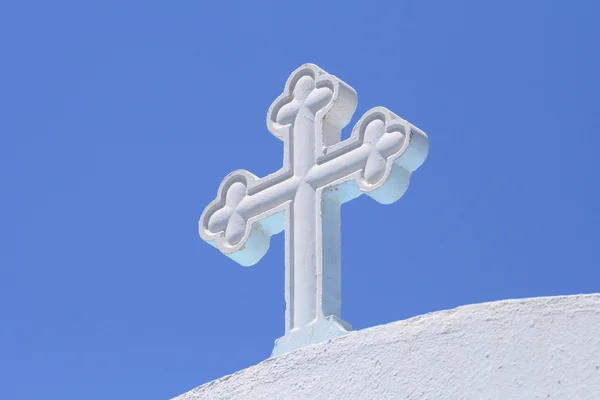 Bílý Kříž pod modrou oblohou — Stock fotografie