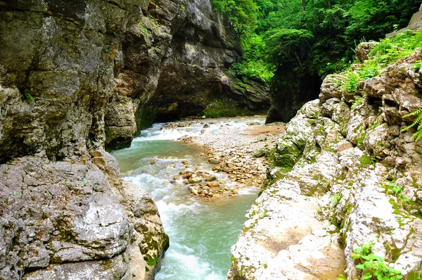 Гірська річка — стокове фото
