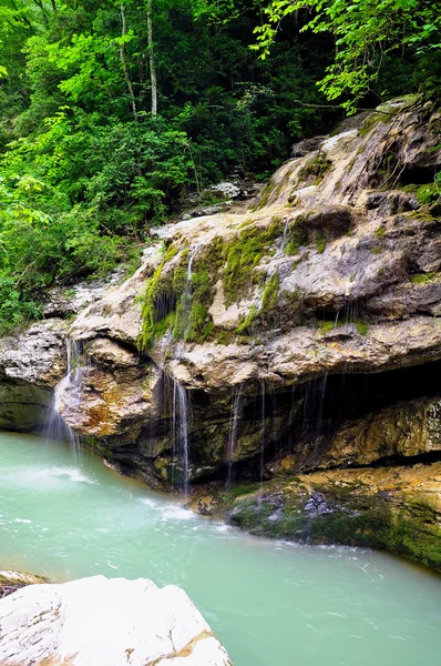 Bergfluss und Wasserfall — Stockfoto