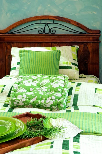 Зеленая кровать — стоковое фото