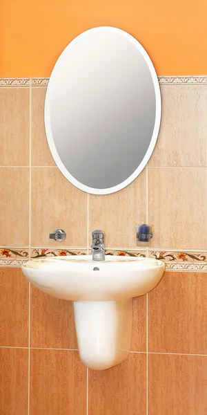 Umyvadlo a zrcadlo — Stock fotografie
