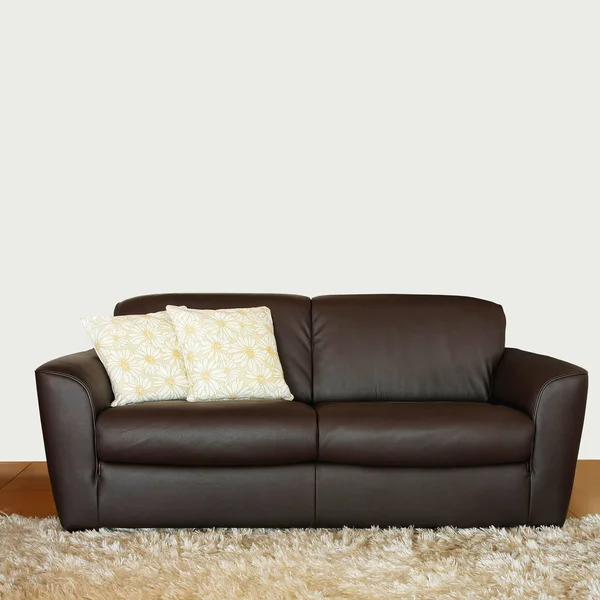 Коричневий диван — стокове фото