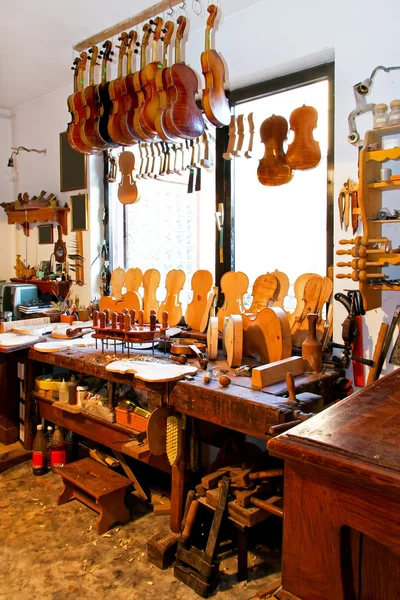 Скрипичная мастерская — стоковое фото