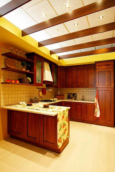 Деревянная кухня — стоковое фото