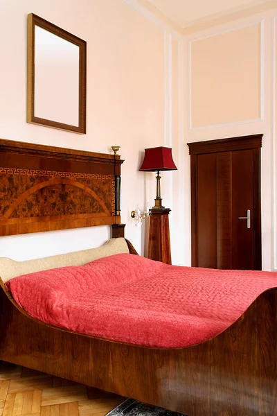 Duże stare łóżko — Zdjęcie stockowe