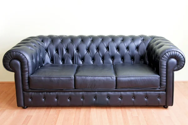 Чорний диван — стокове фото
