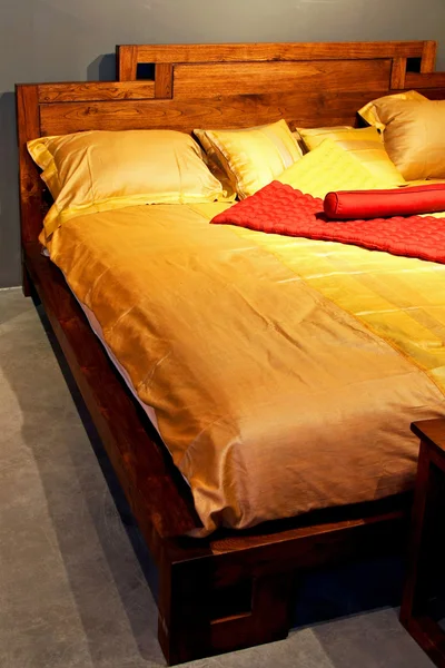 Dřevěná postel — Stock fotografie