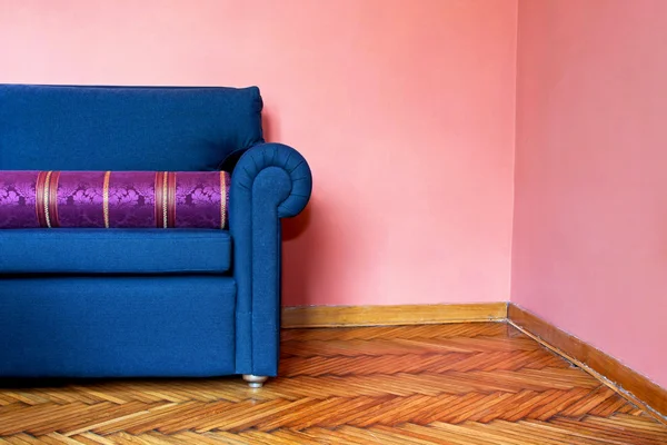 Sofá azul horizontal — Fotografia de Stock