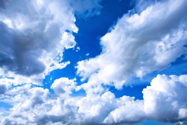 Paisagem nublada ensolarada — Fotografia de Stock