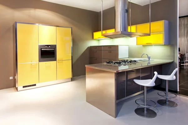 Желтая кухня — стоковое фото