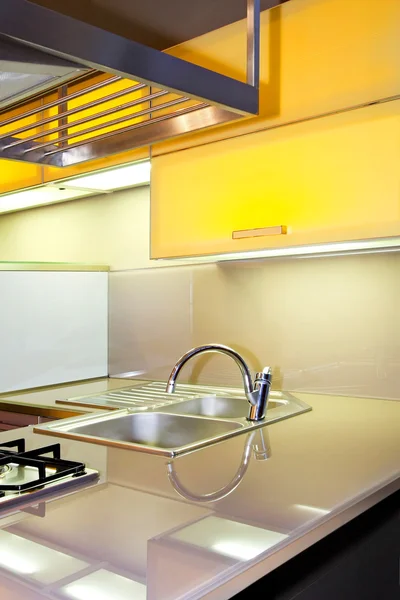 Gelbe Küchenspüle — Stockfoto