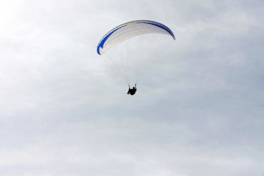 Beyaz paraglide