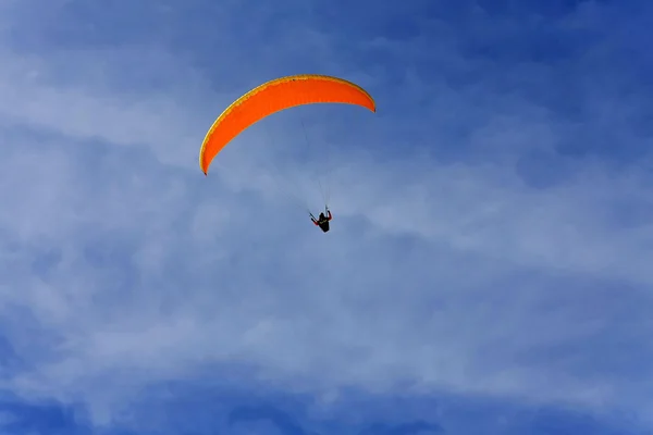 オレンジ色のパラグライダー — ストック写真