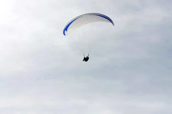 Vit paraglida — Stockfoto