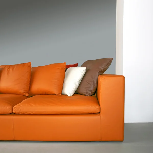 Оранжевый диван 2 — стоковое фото