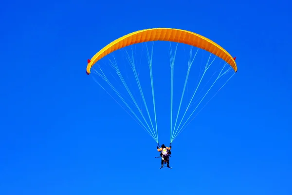 Paraglide couple — Stock Photo, Image