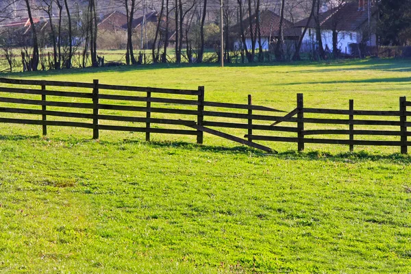 Сломанный забор — стоковое фото