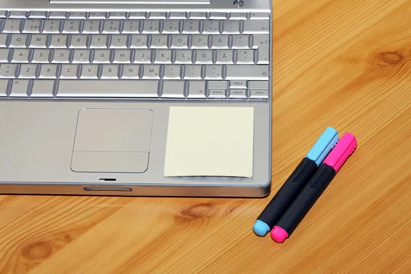 Ноутбук и ручки — стоковое фото