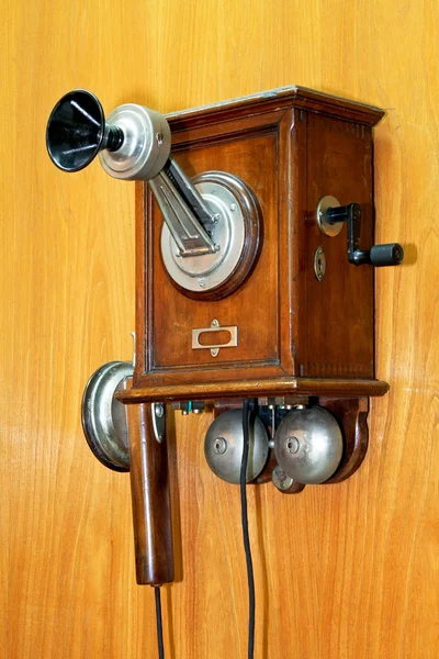 Vieux téléphone en bois — Photo